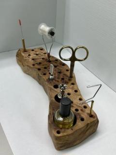 ニレ瘤材のフライタイイング用ツールスタンド