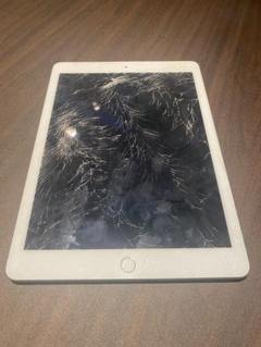 【大幅値下げ】iPad 本体 ひび割れあり シルバー