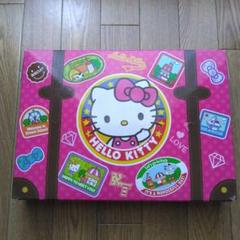 パッとひろがる！　ハローキティのおうちとおみせ　カバン型のドールハウス