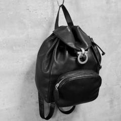 【美品】 フェラガモ リュック ダブルガンチーニ フラップ 黒 レザー 巾着 訳あり✨Salvatore Ferragamo ダブルガンチーニ 巾着 リュック