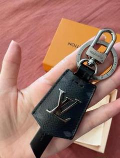 Louis Vuitton ブラックロゴキーホルダー LOUIS VUITTON ブラック キーホルダー - メルカリ