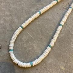 499天然ターコイズとホワイトシェルのサーファーズネックレス