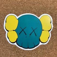 【送料込・即購入OK】KAWS カウズ ステッカー1枚分(新品)