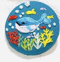 立体フランス刺繍　クジラと海の仲間達　ブローチorヘアゴム　送料無料　新品