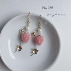 1点限り✳︎ピンクいちごチャームとゴールドお花パーツピアス