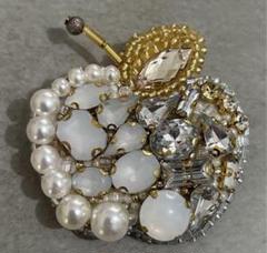 一点物★ ハンドメイド　ビーズ　ブローチ　ビジュー　純白　林檎　ホワイト　りんご