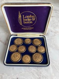 London Badge & Buttonのプレーンな金メッキボタンをブレザー