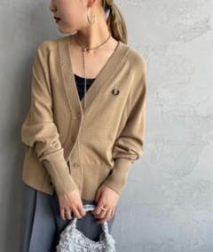 FRED PERRY ホワイト Vネック カーディガン FRED PERRY ホワイト Vネック カーディガン