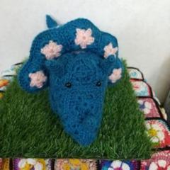 青色ピンク星模様恐竜あみぐるみ