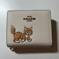 COACH　二つ折財布　 猫イラスト 　ホワイト COACH 二つ折り財布 猫柄 ホワイト - メルカリ