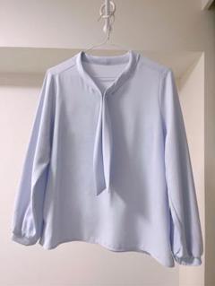 ライトブルー パール付き 長袖ブラウス