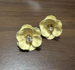 黄色いお花のピアス