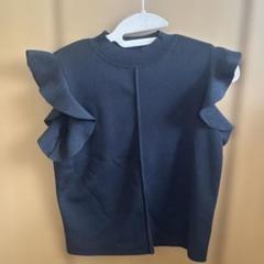 ヘユム　ノースリーブニット　黒トップス　袖フリル