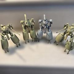 『鉄騎』に登場する機動兵器、垂直2脚歩行兵器のフィギュア4台のサムネイル