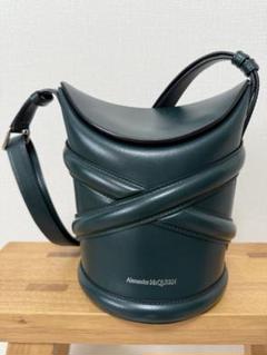 [ALEXANDER McQUEEN] スモールカーブ レザーショルダーバッグ 黒 アレキサンダー・マックイーン“ハーネス”着想のレザーバッグ