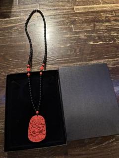 赤いドラゴン彫刻ペンダントネックレス