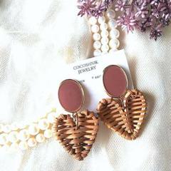くすみピンク×ハートラタンピアス イヤリング
