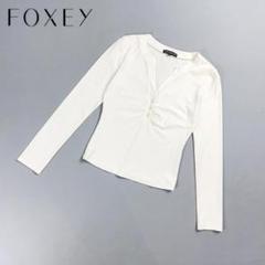 【美品】フォクシーニューヨーク　カットソー　半袖シャツ　胸元ロゴ　ビジュー　白 美品】フォクシーニューヨーク カットソー 半袖シャツ 胸元ロゴ