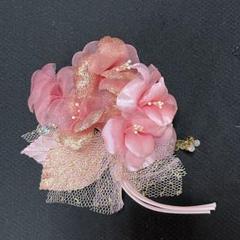 ピンクの花　フラワーコサージュ　入学式　入園式　結婚式　パーティなどフォーマルに