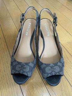 今ならほぼ即納！ 美品 COACH シグネチャーオープントゥウェッジサンダル ブラック 靴
