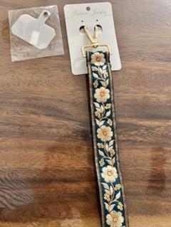 【ハンドメイド】花柄刺繍ストラップ 【スマホハンドストラップ】