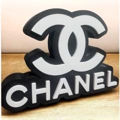 シャネル | Chanelのロゴデザインの立体的なランプシェード。