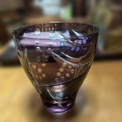 江戸切子 紫色の彫刻ガラスカップ