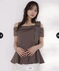 【 Arpege story限定 】オフショルリボンペプラムトップスのサムネイル