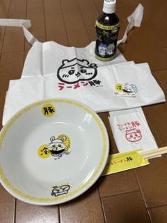 ちいかわ豚　モモンガの冷やし中華皿と黒烏龍茶、ノベルティセット