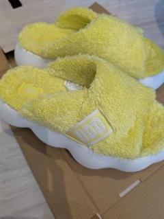 UGG 23cm シュガークラウドスライド サンダル イエロー - メルカリ