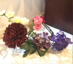 2輪のアジサイと大輪のダリア、小花をしずく型のワイヤー花器にアレンジしました。