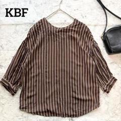 【KBF】ケービーエフ ストライプレーヨンブラウス バックボタン ふんわり