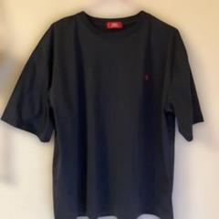 黒の Tシャツ 赤色ロゴ刺繍