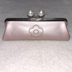 MARY QUANT エンボスデイジーパール ガマ口ペンケース （パールピンク）