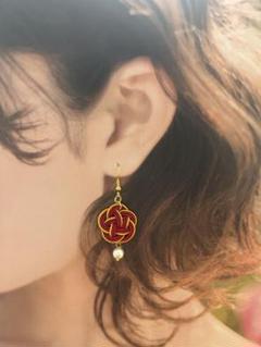 梅結びとガラスパールのピアス　水引アクセサリー　イエロー（金茶）×赤（深紅）