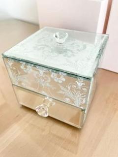 2022年最新】LAURA ASHLEY ジュエリーボックスの検索結果 - メルカリ 日本の公式オンライン ゆん様専用⭐︎新品箱入りローラアシュレイジョゼッテミラージュエリーボックストール ケース/ボックス
