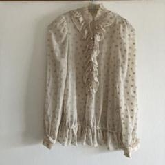 フリル付きクリーム色ドットブラウス