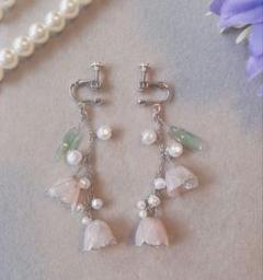 すずらんイヤリング　すずらんピアス お花のアクセサリー　パール　揺れるピアス