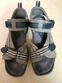クラークスClarks　コンフォードサンダル　調節ベルト付き　ブラウン
