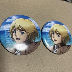 進撃の巨人 カラオケの鉄人 白スーツ アルミン 缶バ17点・アクキー2点セット 進撃の巨人 × カラオケの鉄人 白スーツ姿の描き下ろしイラスト解禁!