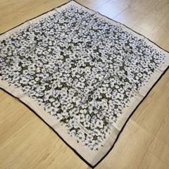イヴサンローラン白紺お花柄透ける素材スカーフシルク100%