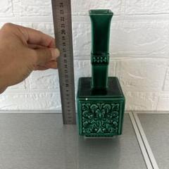 装飾的な緑色の四角形花瓶