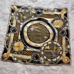 must de Cartier 時計と星、ジュエリー柄　シルク　スカーフ　大判 must de Cartier 時計と星、ジュエリー柄 シルク スカーフ 大判