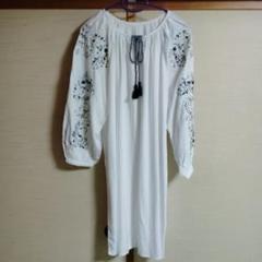 ホワイト膝丈刺繍ワンピース
