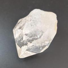 六角形の水晶ポイント原石 虹の光も顔を出す 神秘的エナジー 記念日 贈り物に