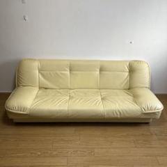 クリーム色のレザーソファ3人がけ　しゅうな