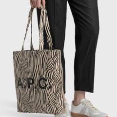 完売品 A.P.C. TOTE LOU 22PC ゼブラ プリント トートバッグ A.P.C.（アーペーセー）の「TOTE LOU 22PC（トートバッグ）」 - WEAR