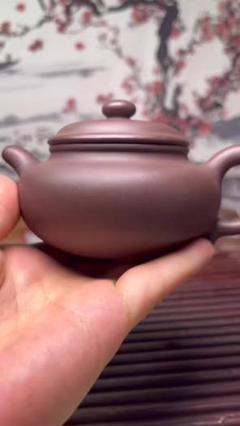 茶色い陶器製ポット 蓋付き