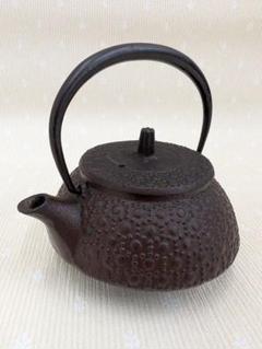 未使用品、南部虎山工房前田知行造　１２型　菊華文様　南部鉄瓶　南部鉄器　鉄瓶 新品、未使用品、南部虎山工房前田知行造12型姥口アラレ