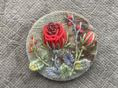 ハンドメイド 赤1点 手刺繍ブローチ 薔薇モチーフ 牛革仕上げ ナチュラル系